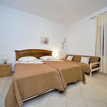 House Vesna بيت للعطل